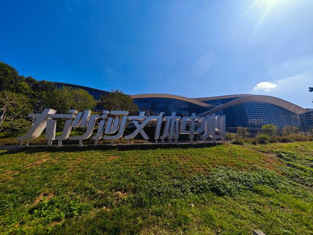 从学苑大道入大沙河绿过大学城后进深圳弯公园流花山景点【高清】