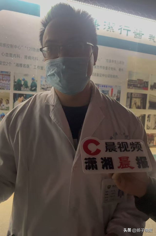 大反转！直播抓蛇被咬伤失联网红，被警方拘留8天后道歉：蛇攻击瞬间被甩开，毒液未完全注射下去