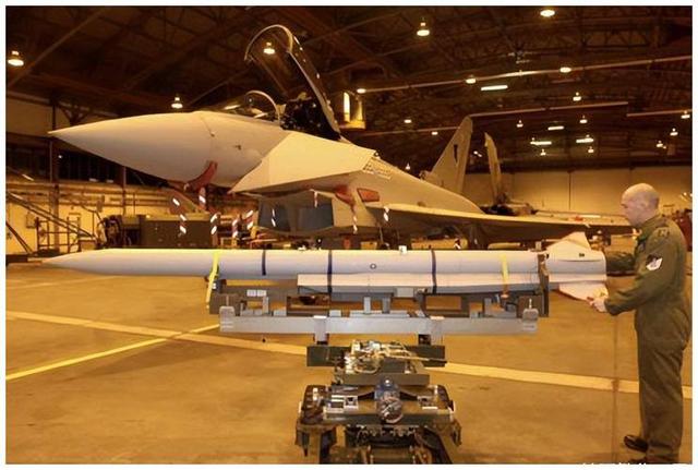 美国又开始泼脏水：华为窃取AI技术，霹雳15和17的研发全靠“偷”