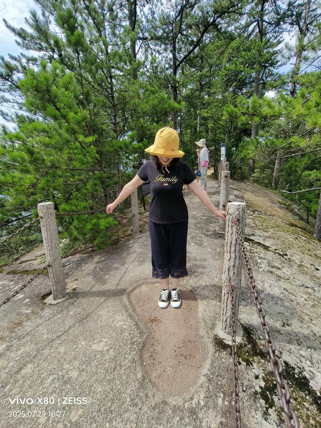 林壑听涛逢旧雨 溪声松语话流年