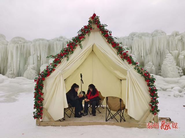 青鹃山国际休闲旅游度假区：冰瀑奇观醉游人 滑雪激情燃冬日