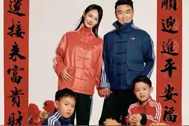 王皓新春全家福：与妻子十指紧扣，两个儿子一个像父亲一个像母亲图片