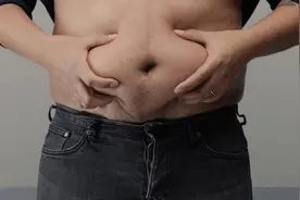 睡前瘦肚子最快的4个方法，坚持4周，恢复平坦小腹！图片