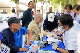 共和新路街道开展敬老节大型公益服务活动图片