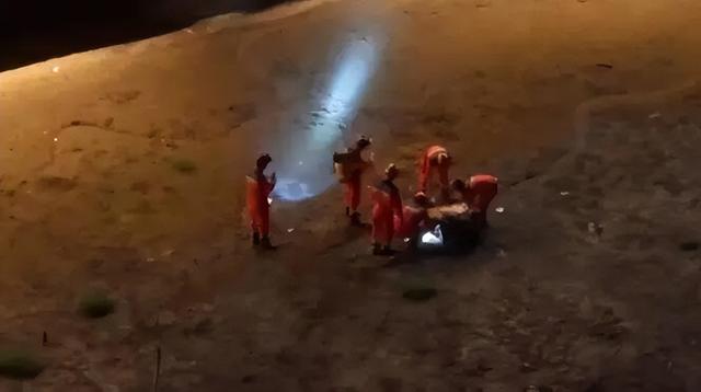男子从温州一大桥跳下，没想到正值退潮江中无水，身体陷入淤泥中无法脱身，被消防人员救起送医
