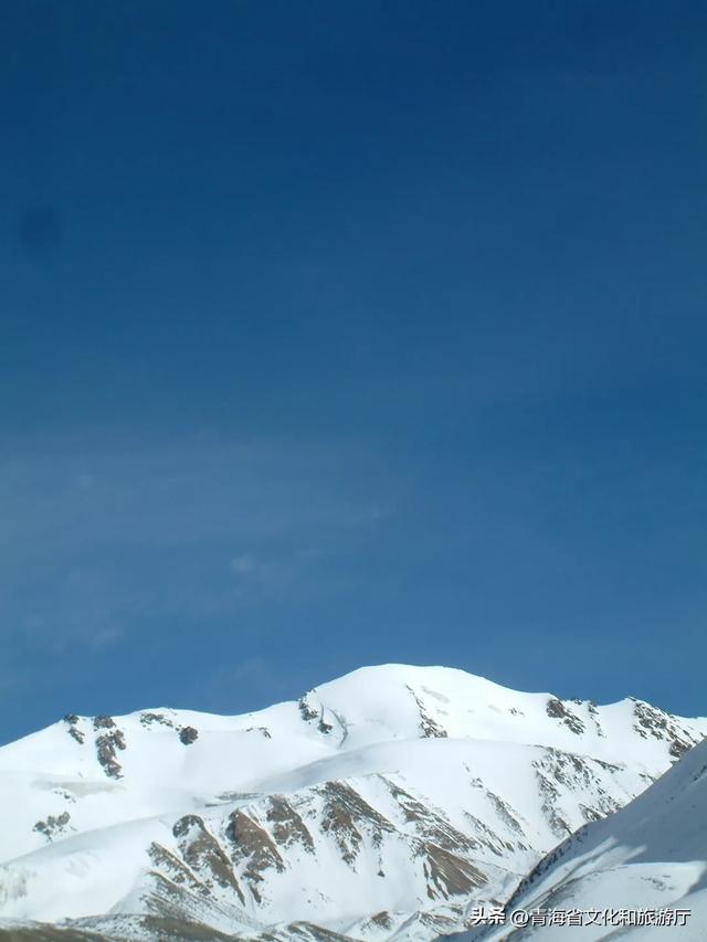 青海的冬天有多美？风裹着雪吻过河流，阳光在雪山尖写满温柔