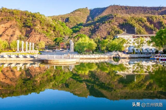 #“我的铁路风景”故事汇##火车和秋天同框# 金秋全域特色线路丨“陇原秋韵”诗画之旅