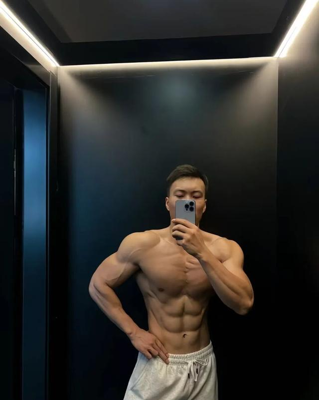 健身教练对镜自拍漏出好粗一胳膊好健壮一个人这身材一点也不普通
