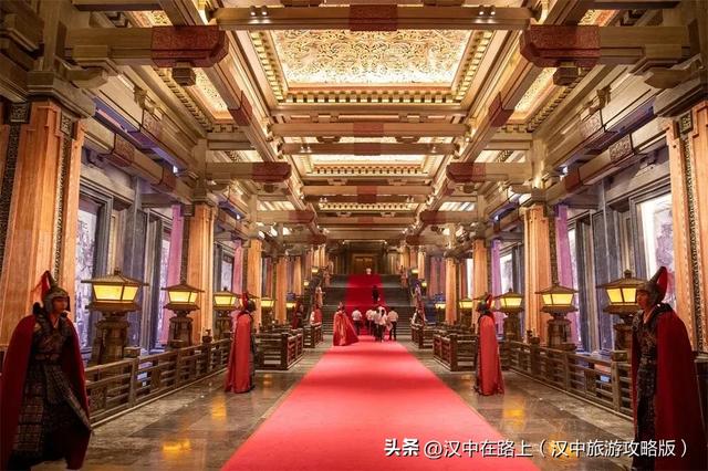 汉中这场演出铁花炸裂、孔明灯漫天,好看好玩还出片!