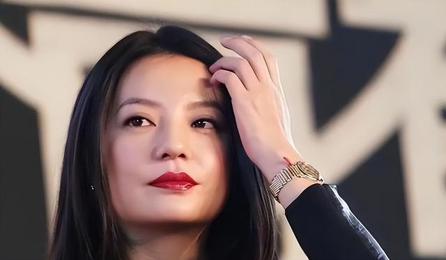 善恶终有报！49岁赵薇近况曝光，事业没了婚也离了，丑闻太恶劣