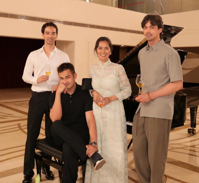 62岁韦唯现状：脊柱断裂已恢复	，前夫已死，3个混血儿子回国相伴