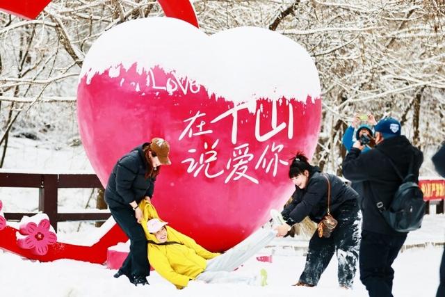 千山冰雪盛景 游客纷至沓来