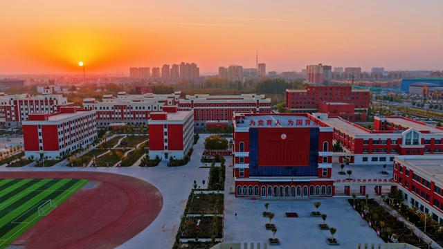 多年来，一批又一批绍兴人前赴后继，走进了这座大漠小城……