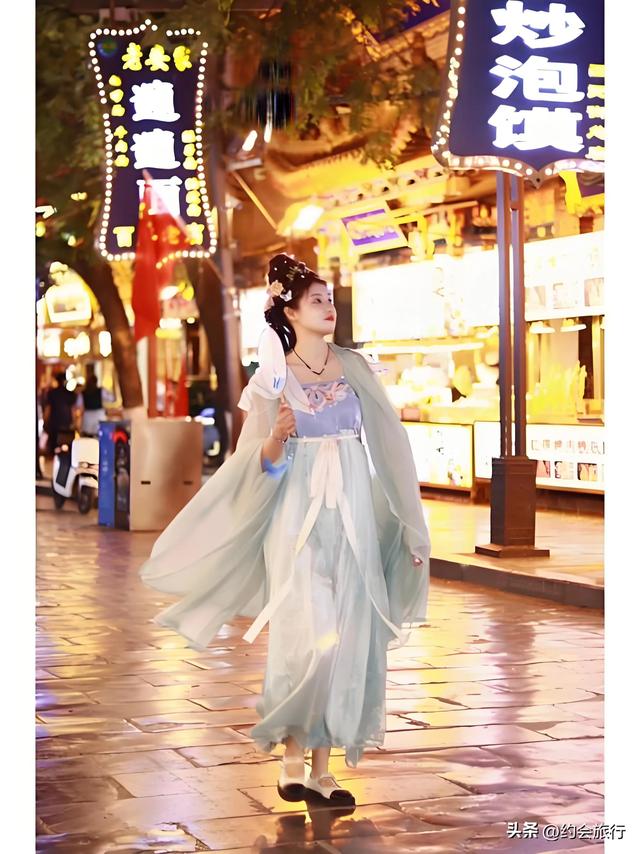 想不通！去西安旅游逛回民街：为什么越坑的店，越有人排队？
