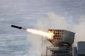 国土一寸不让！美军舰载机俯冲挑衅，大连舰单挑美航母编队图片