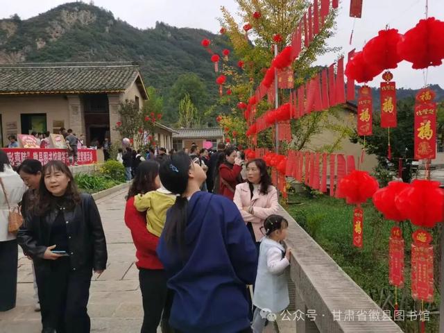 书香缀银杏 竞答引热潮——徽县图书馆为文旅盛会注入文化活力