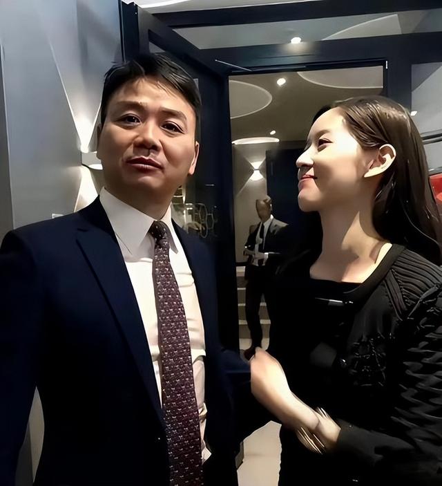 刘强东带章泽天见客户，56万爱马仕抢眼！他宠溺的眼神藏不住