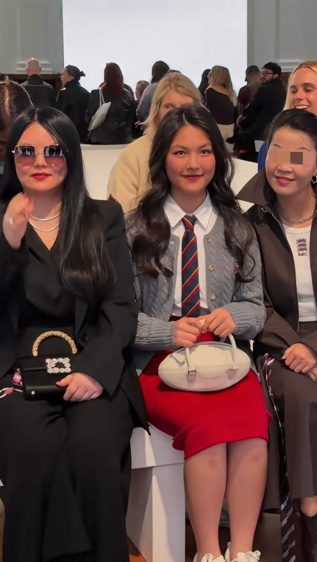 李湘王诗龄出席伦敦大秀，母女俩身宽体胖的，李湘大象腿更圆润了