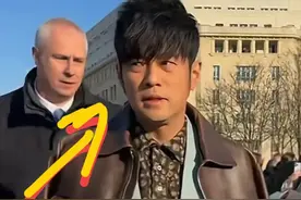 巴黎时装周偶遇周杰伦，本人憔悴眼袋很重，走路外八，穿搭太迷惑图片