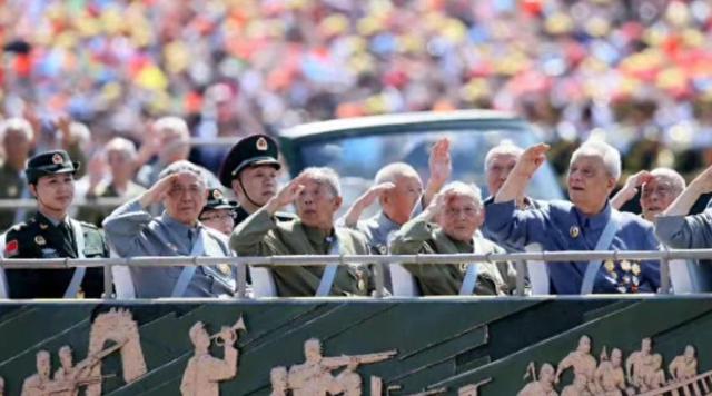 被央视怒批、脑袋空空，德不配位，难怪阅兵从不邀请“流量”明星