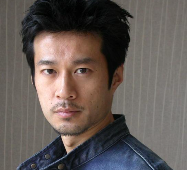 53岁仍未婚，有北京户口却为母亲定居青岛	，谭凯坦言从没后悔过