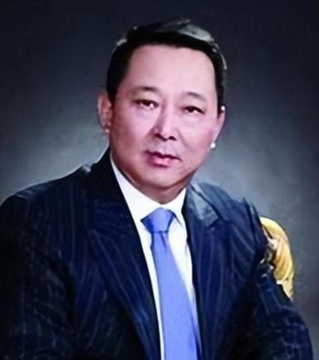 2015年四川刘汉被判死刑，押到火葬场抬进执行车，离开时神情恍惚