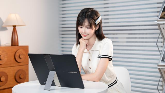 全球首款鸿蒙折叠电脑——MateBook Fold非凡大师。