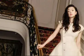 全智贤穿A字短裙美腿修长 巴黎时装周看秀气场全开图片