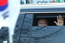 终于下台了！再见，尹卡卡！图片