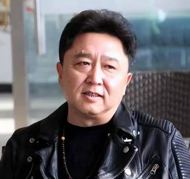 钱再多也没用，官媒出手揭露岳云鹏夫妇真实现状，走上于谦的老路