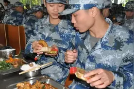 "中国航母生活大揭秘：豪华住宿+无限量美食，爽翻天！"图片