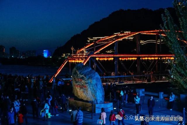 甘肃兰州：兰州两日游之兰州黄河铁桥中山桥夜景醉人 大气磅礴