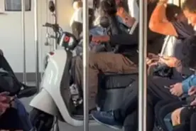 辽宁一男子携电动车乘地铁？客服：确实允许，但已收到通知将禁止图片