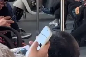 辽宁一男子携电动车乘地铁？客服：确实允许，但已收到通知将禁止图片