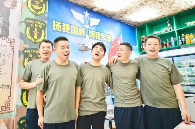 假期还没安排好？战友：听说老班长开了一家店……