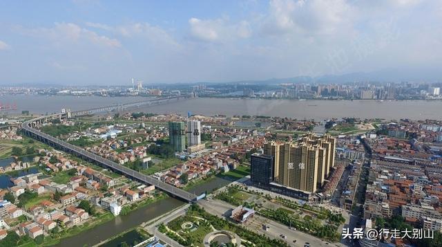 黄梅小池镇，现在鄂东经济第一强镇，曾经是省际边缘的落后乡镇