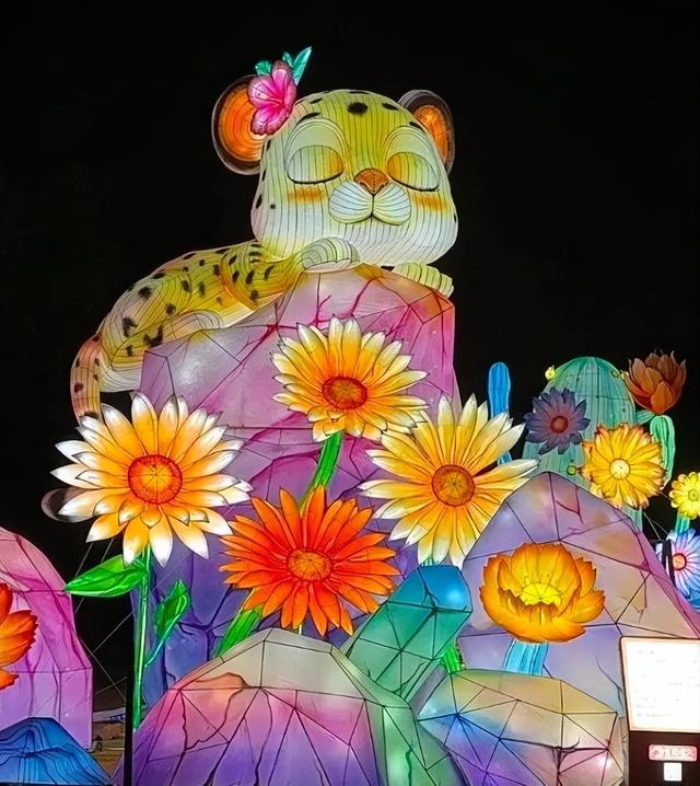 9米高“京彩女神”亮相新春彩灯嘉年华，独家赏灯路线揭秘！