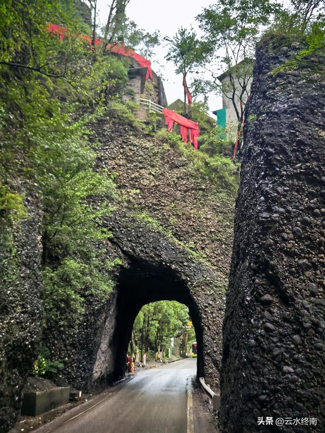 川陕交界的210国道上，有唯一的一段单行线，藏着蜀道上两个秘密