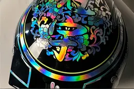 冲刺新赛季，周冠宇发布新赛季头盔涂装图片