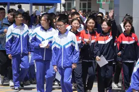 直击2024新高考｜甘南4395名学子执笔考场图片