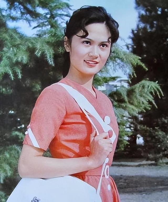 她是天生丽质的美女演员，嫁给军委副主席之子，离婚后成知名画家