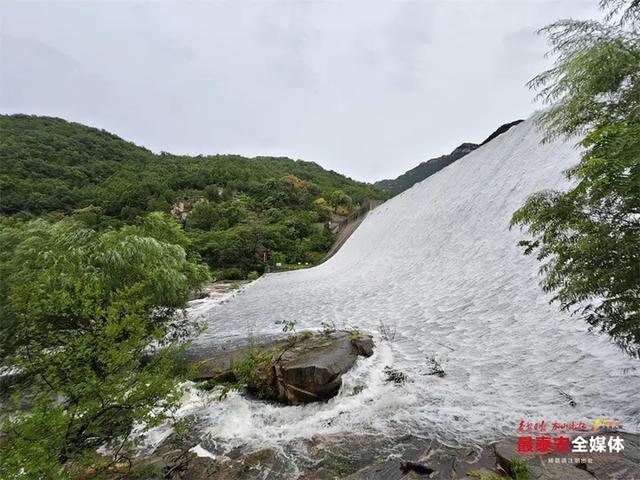 雨润龙潭 飞瀑如练