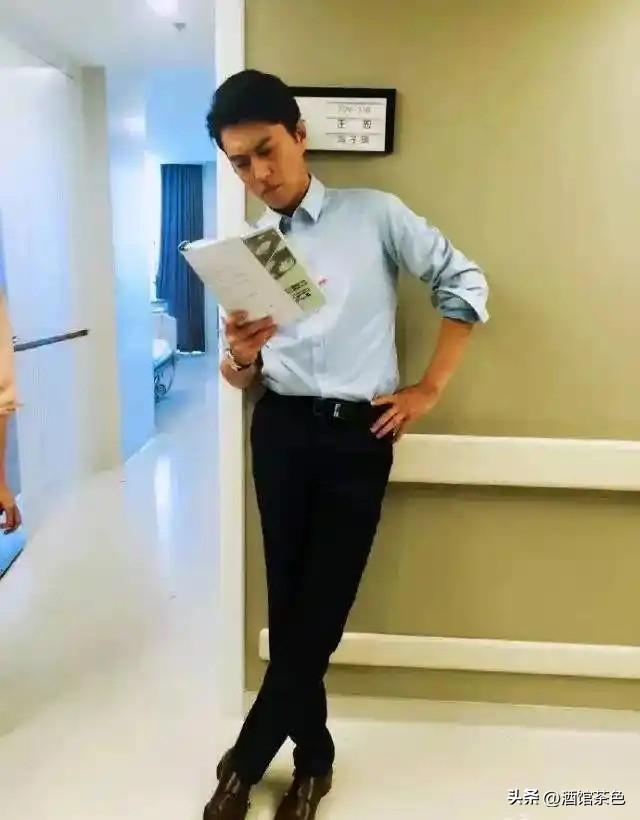 她26岁成双料影后，二婚嫁靳东高龄生下两子，今48岁美得自信从容