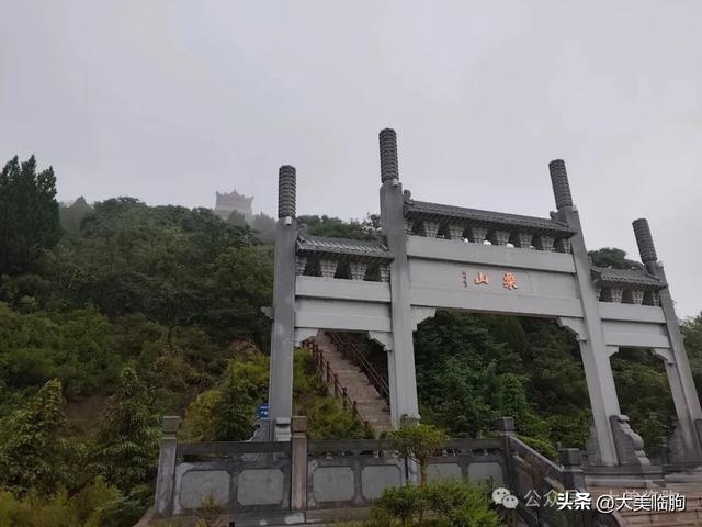 雨后的早上登临朐县城的粟山，眺望县城