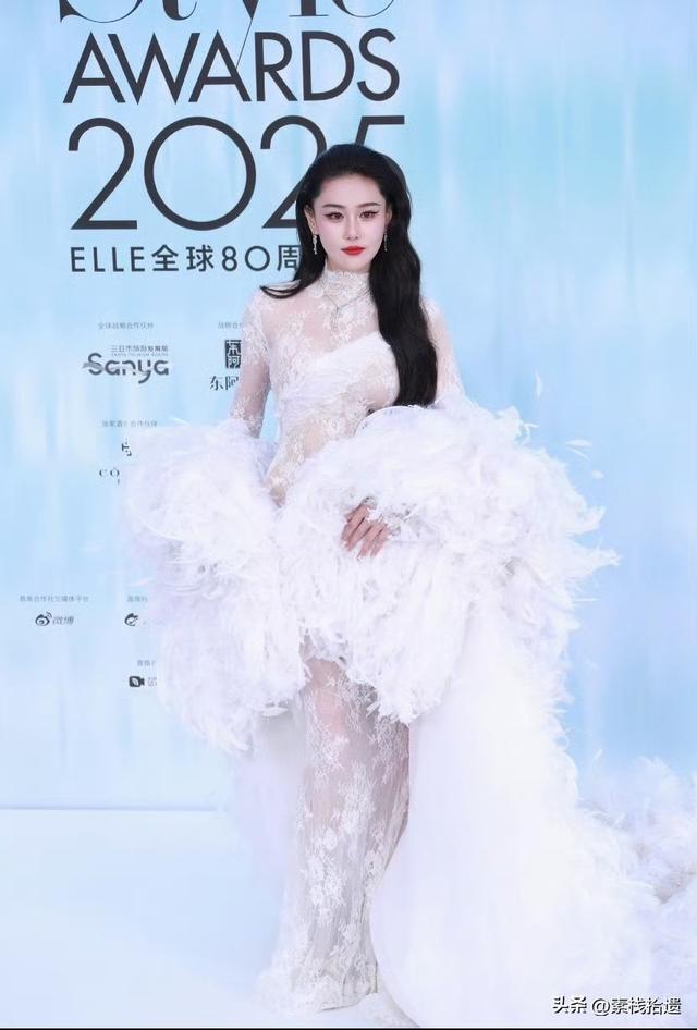 张馨予身穿重达25斤 礼服亮相，半透视黑色蕾丝连衣裙性感霸气