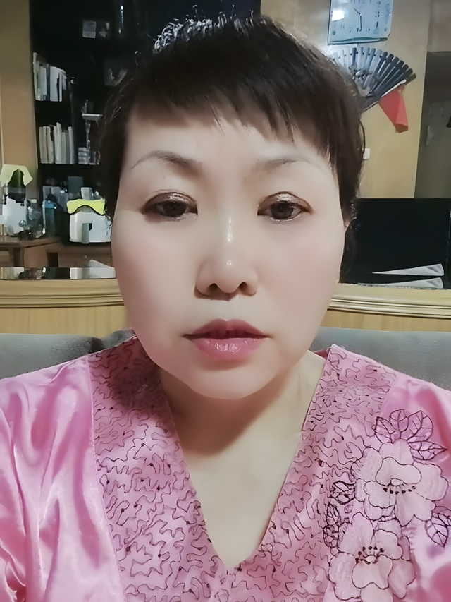 卖货大姨被辞退后续：网红补偿被拒，大姨儿子发声，铁路部门回应