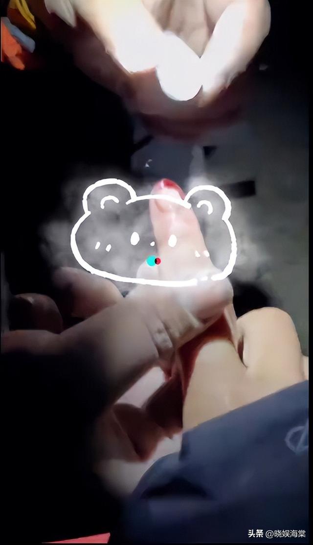 登山网暴救命搭子后续：为救人手废了，女子身份被扒，全程作死