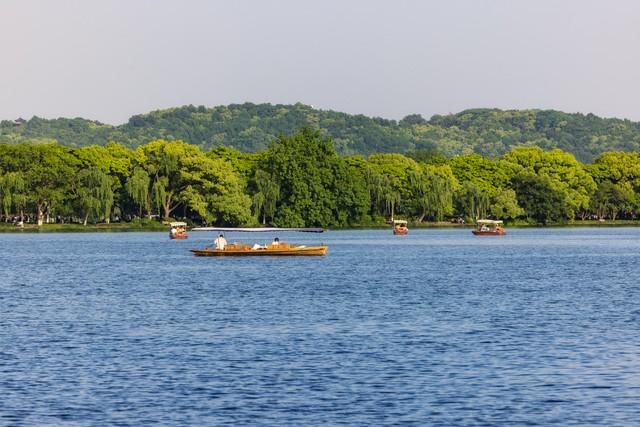 2025中国十大热门旅游城市排名，成都第3，郑州第5，重庆垫底！