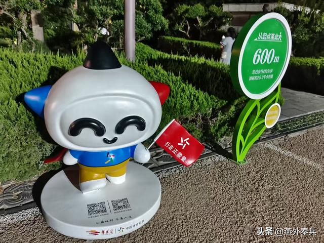 华清宫外的夜色，是文旅的尴尬，居民的闲娱，游客的懵逼