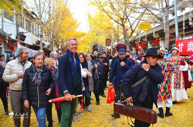 西班牙国际友人到访天水黄金大道 体验国人初冬浪漫狂欢活动!